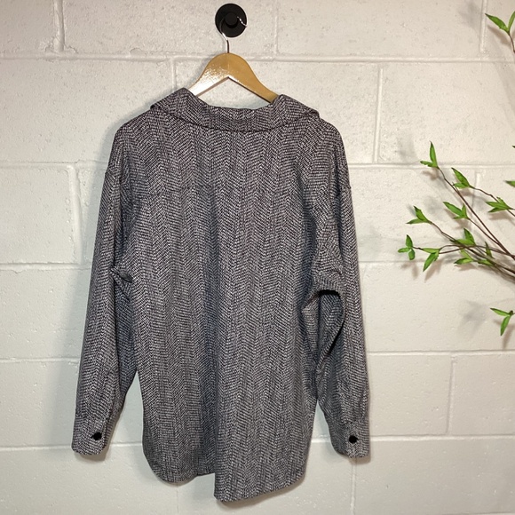 Athleta Women’s Button Down Shirt | Curved Hem | Large - Picture 3 of 3